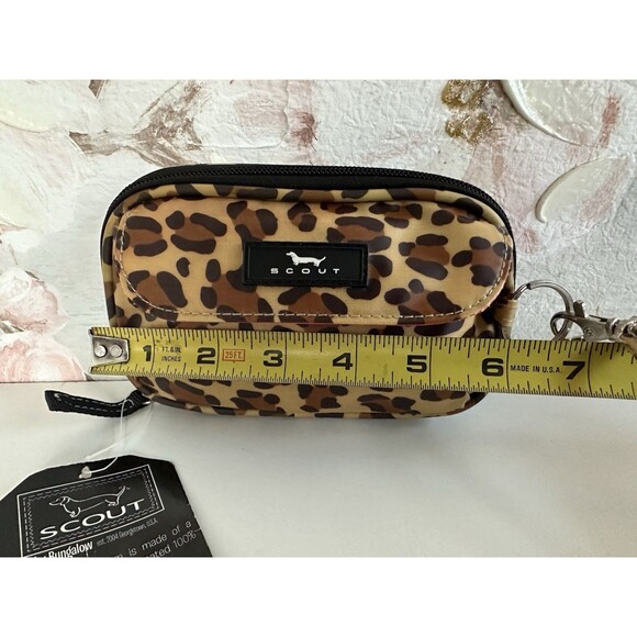 Scout women wristlet leopard print made with cotton twill size 6X3.5X1" - Picture 13 of 14